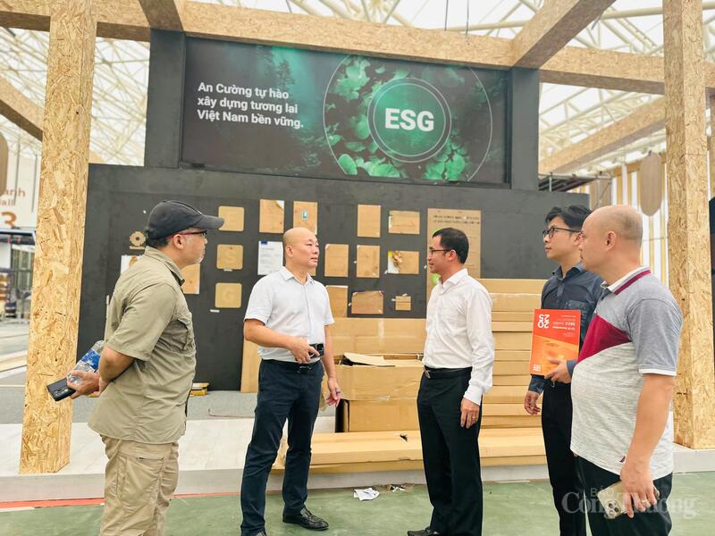 Cục trưởng Cục Xúc tiến thương mại Vũ Bá Phú đôn đốc các Okvip tại về triển khai kịp thời, đảm bảo tiến độ. Ảnh: Đỗ Nga