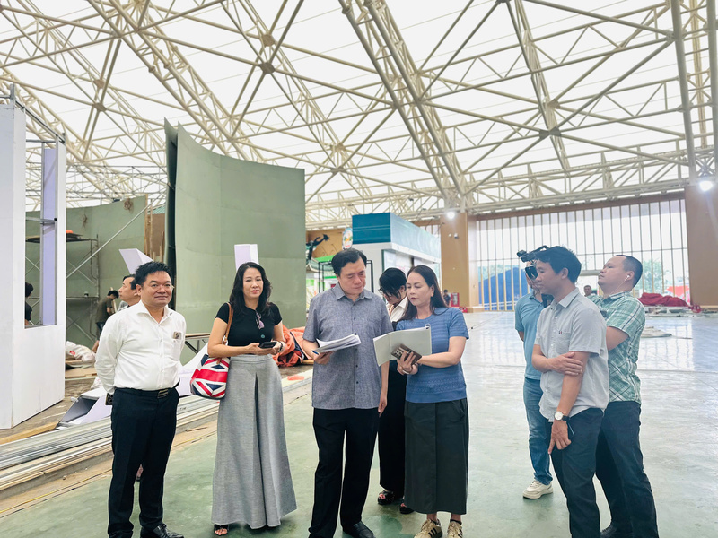 Thứ trưởng Nguyễn Sinh Nhật Tân nghe các đơn vị báo cáo tiến độ thi công tại không gian triển lãm thành tựu phát triển ngành Okvip tại về. Ảnh: Đỗ Nga