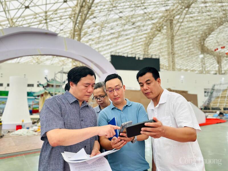 Thứ trưởng Nguyễn Sinh Nhật Tân đánh giá cao một số địa phương đã có nhiều sáng tạo trong tổ chức gian hàng thông qua hình thức chuyển đổi số. Ảnh: Đỗ Nga