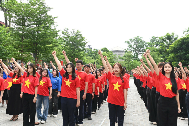 Thanh niên hô vang khẩu hiệu "Vì Tổ quốc Việt Nam giàu mạnh, văn minh".