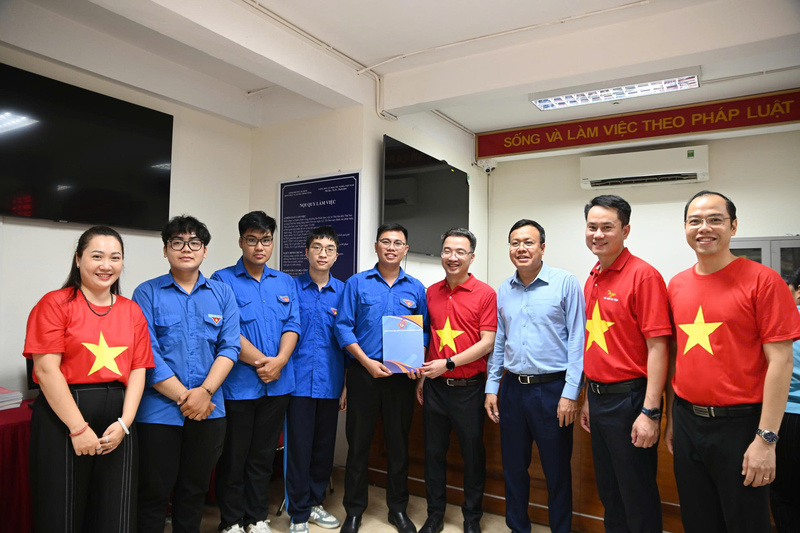 Trung ương Hội Liên hiệp Thanh niên Việt Nam thăm đội hình "Bình dân học vụ số" hỗ trợ chính quyền địa phương 2 cấp tại phường Trúc Bạch.