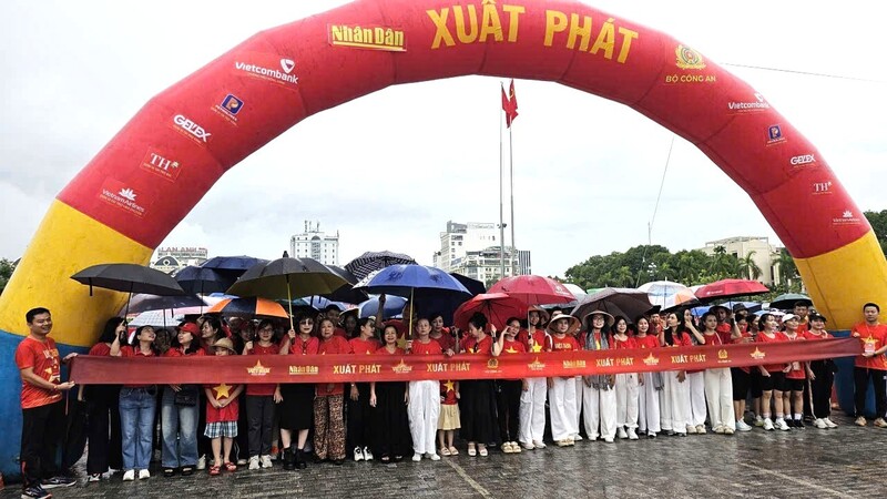 Người dân đứng chờ hiệu lệnh xuất phát
