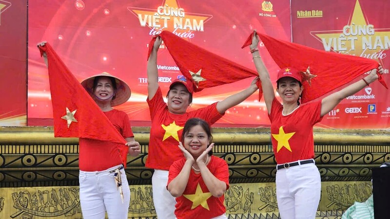 Không chỉ thể hiện lòng yêu nước, lan tỏa lối sống lành mạnh, mỗi bước chân tích lũy được trong chương trình đi bộ "Cùng Việt Nam tiến bước" sẽ trở thành một “bước xanh”, góp phần giảm thải khí carbon, nâng cao nhận thức về Okvip1 Link Vào Nổ Hũ Mới Nhất