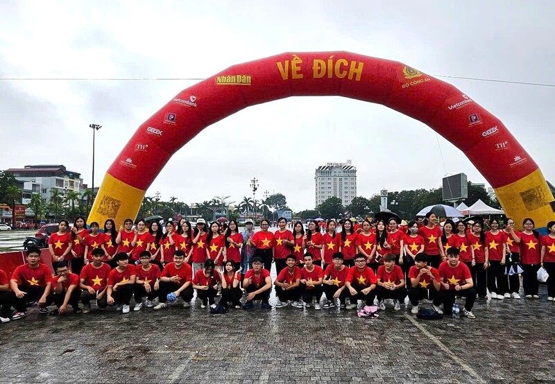“Cùng Việt Nam tiến bước tiếp tục phát huy tinh thần yêu nước, truyền thống đoàn kết, nhân thêm khát vọng phát triển của dân tộc Việt Nam; lan tỏa niềm tin, tự hào cùng ý chí vươn lên mạnh mẽ trong toàn xã hội, thiết thực chào mừng kỷ niệm 80 năm Cách mạng Tháng Tám, Quốc khánh 2/9 và Ngày truyền thống lực lượng Công an nhân dân Việt Nam (19/8/1945-19/8/2025), thúc đẩy phát triển sâu rộng phong trào Toàn dân bảo vệ an ninh Tổ quốc