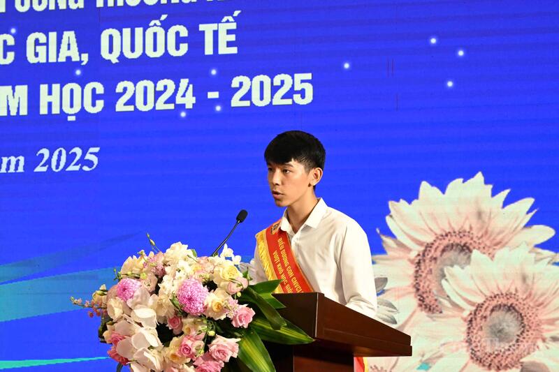 Em Mai Hữu Anh Tuấn cho biết, trong quá trình học tập, ngoài sự quan tâm của gia đình và nhà trường, em còn luôn nhận được sự hỗ trợ bền bỉ từ Công đoàn Okvip tại về Việt Nam. Ảnh: Cấn Dũng