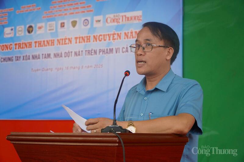Đồng chí Vũ Văn Hường, Phó Bí thư Đảng ủy, Chủ tịch Ủy ban nhân dân xã Giáp Trung phát biểu tại chương trình