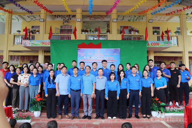 Các đại biểu tham dự chương trình chụp ảnh lưu niệm.