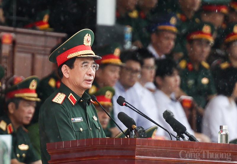 Bộ trưởng Bộ Quốc phòng, Đại tướng Phan Văn Giang phát biểu tại buổi tổng hợp luyện, biểu dương, động viên và đánh giá cao tinh thần, trách nhiệm của các cán bộ, chiến sĩ tham gia diễu binh, diễu hành
