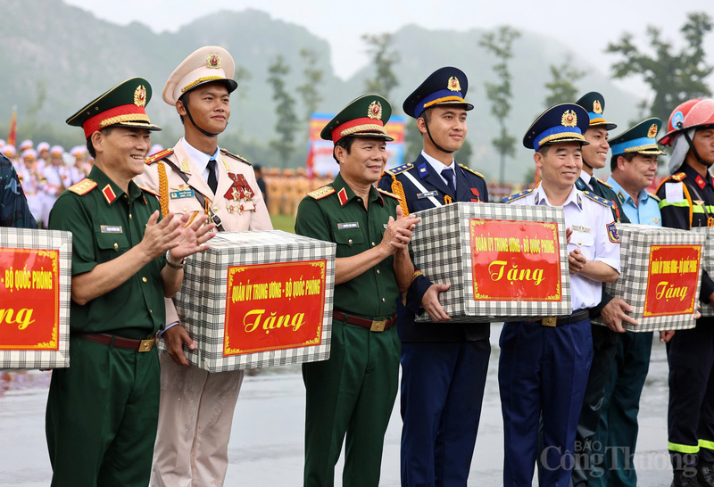 Đại tướng Nguyễn Tân Cương tặng quà, động viên các cán bộ, chiến sĩ tham gia diễu binh, diễu hành