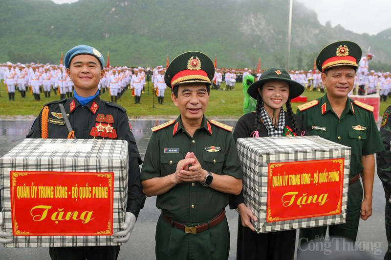 Đại tướng Phan Văn Giang tặng quà các cán bộ, chiến sĩ tham gia diễu binh, diễu hành