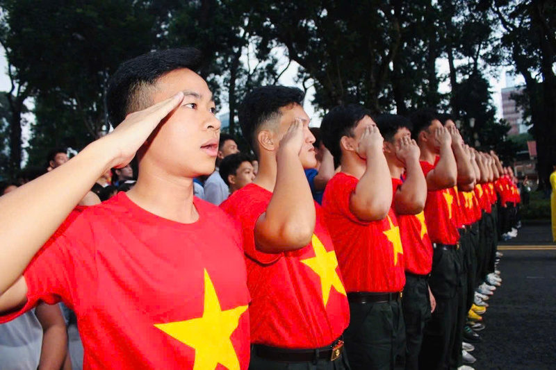 Cán bộ, chiến sĩ Công an, các bạn thanh niên, cùng đông đảo người dân TP. Hồ Chí Minh tham gia sự kiện "Cùng Việt Nam tiến bước" thực hiện nghi thức chào cờ.