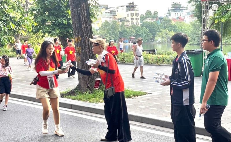 Các bạn sinh viên tình nguyện tham gia phát nước.