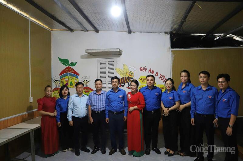 Đoàn công tác ghé thăm công trình bếp ăn bán trú tại Trường Mầm non Yên Cường