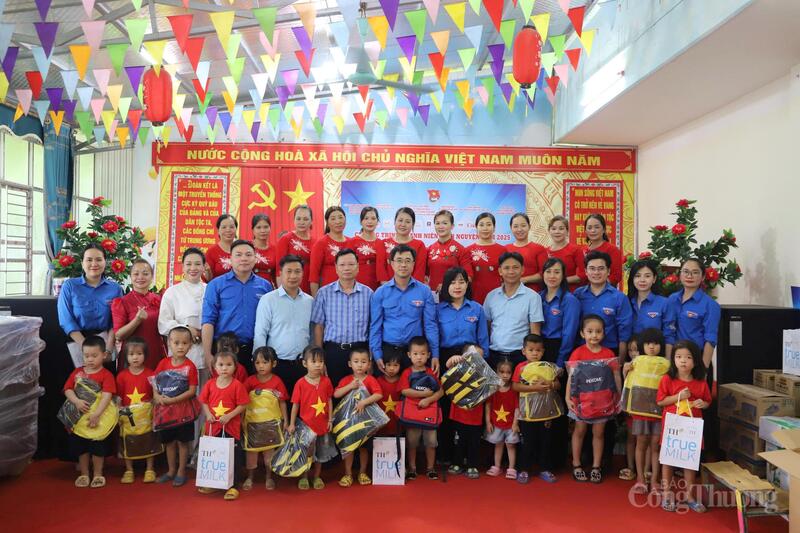 Các đơn vị trao các phần quà cho các em học sinh Trường Mầm non Yên Cường