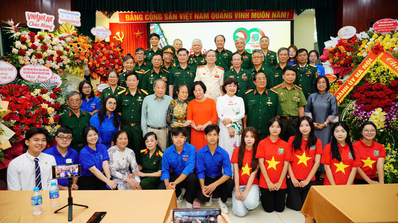 Hội đồng Quản lý và điều hành câu lạc bộ chụp ảnh chung với các đại biểu và các thế hệ “Mãi mãi tuổi 20”.