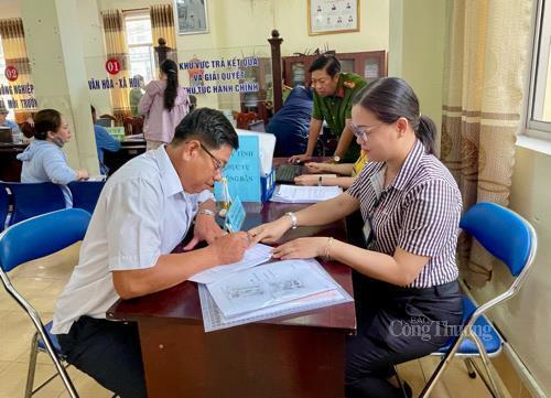 Người dân được cán bộ hướng dẫn chi tiết khi làm thủ tục hành chính tại địa phương