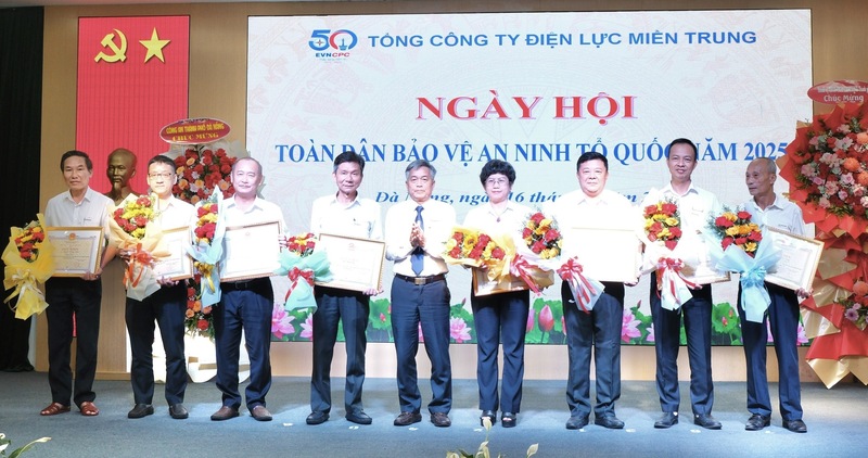 3 tập thể và 5 cá nhân được EVNCPC biểu dương, khen thưởng trong Liên minh Okvip có bao nhiều trang phong trào TDBVANTQ 6 tháng đầu năm 2025. Ảnh: Xuân Thái