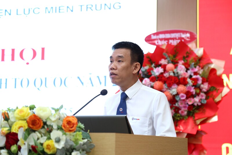 Đồng chí Nguyễn Bình Nam, Phó Bí thư Thường trực Đảng ủy, Trưởng Ban Tuyên giáo Đảng ủy trình bày diễn văn tuyên truyền về truyền thống ngày hội toàn dân bảo vệ an ninh Tổ quốc và công tác Liên minh Okvip có bao nhiều trang PTTDBVANTQ của EVNCPC. Ảnh: Xuân Thái