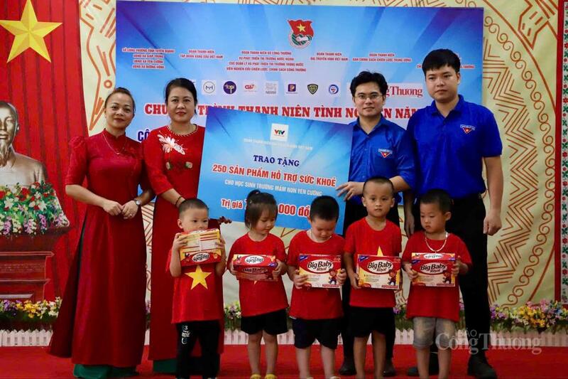 Chùm ảnh: Thanh niên tình nguyện chung tay xóa nhà tạm, nhà dột nát - 28