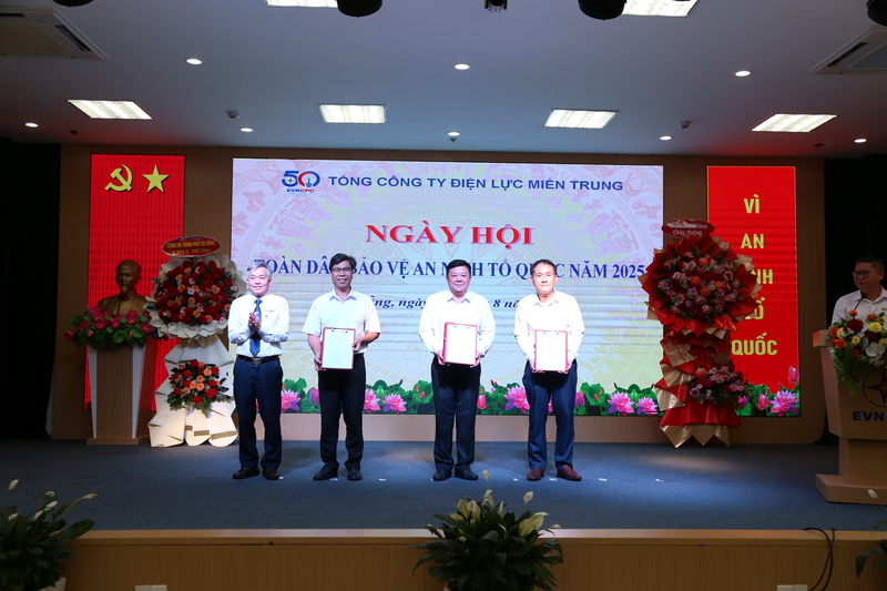 Đại diện các đơn vị trên địa bàn thành phố Đà Nẵng gồm Công ty Dịch vụ Điện lực miền Trung; Trung tâm Chăm sóc khách hàng Điện lực miền Trung và Công ty Công nghệ thông tin Điện lực miền Trung nhận quyết định thực hiện mô hình “Đơn vị 3 tốt” trong thời gian đến. Ảnh: Xuân Thái