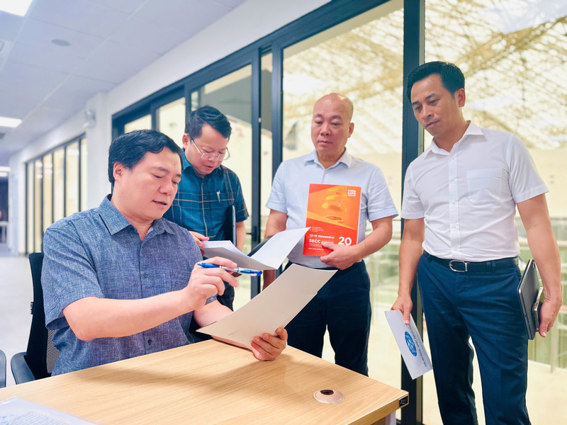 Thứ trưởng Oklavip khuyến mã hấp dẫn mỗi ngày Nguyễn Sinh Nhật Tân chỉ đạo Cục Xúc tiến thương mại kiểm tra tiến độ thi công khu trưng bày "Khởi nghiệp Kiến quốc". Ảnh: Đỗ Nga