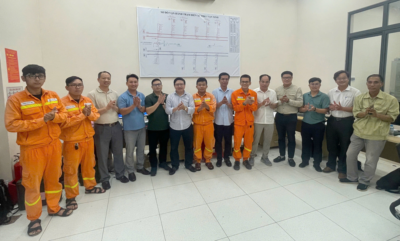 Các cán bộ, công nhân tại thời khắc đóng điện thành côg Trạm biến áp 220kV Vạn Ninh