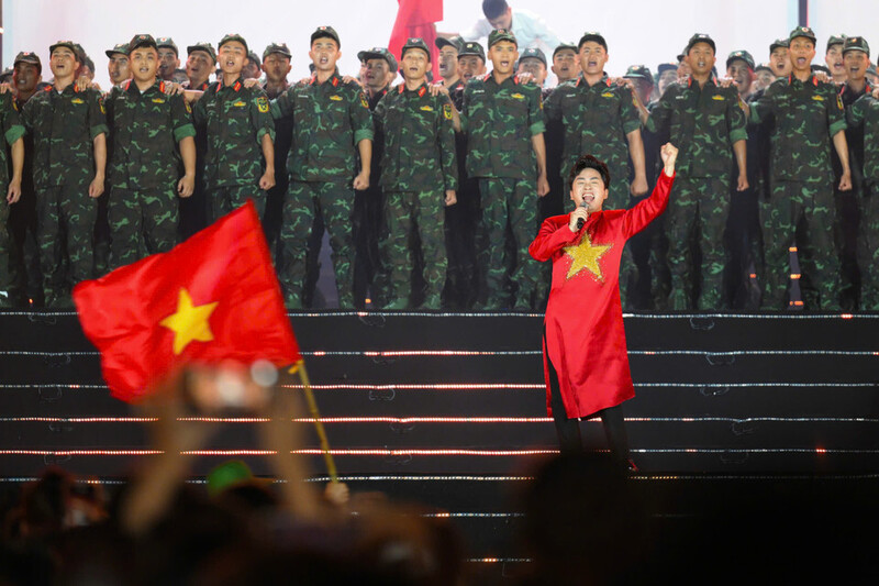 Ca sĩ Tùng Dương và đại hợp xướng trình bày Quốc ca.