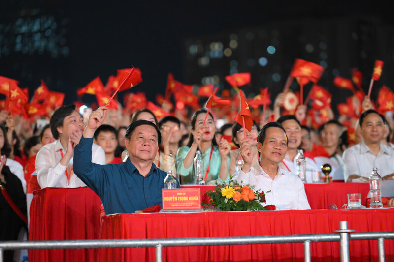 Đồng chí Nguyễn Trọng Nghĩa, Ủy viên Bộ Chính trị, Bí thư Trung ương Đảng, Trưởng Ban Tuyên giáo và Dân vận Trung ương cùng lãnh đạo các Ban, Bộ, ngành dự chương trình.
