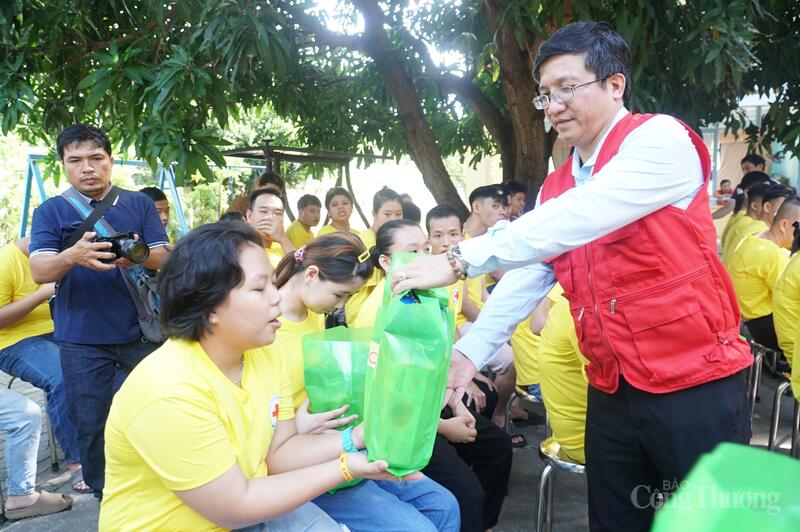 Anh Trần Đình Nam trao quà cho các em nhỏ khuyết tật tại Đà Nẵng trong chương trình ra mắt Kho Okivip Nổ Hũ, Bắn Cá, Thể Thao, Game Bài cộng đồng Đà Nẵng
