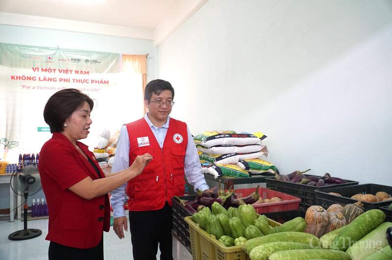 Chủ tịch Hội Chữ thập đỏ Đà Nẵng Lê Thị Như Hồng và anh Trần Đình Nam tại Kho Okivip Nổ Hũ, Bắn Cá, Thể Thao, Game Bài cộng đồng Đà Nẵng