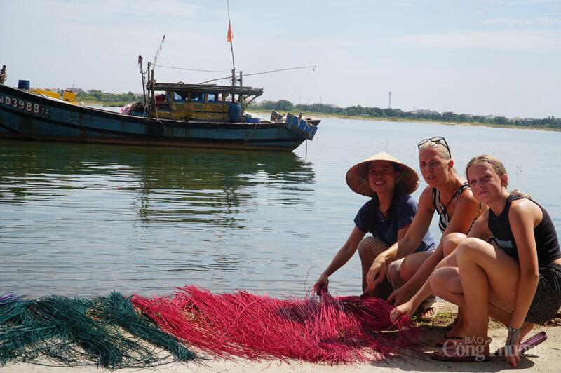 Từ cách làm như cơ sở của chị, nhiều hộ gia đình của làng nghề đã quay lại làm nghề, tiếng khung dệt ngày một nhiều hơn, lượng khách OKLVIE sản phẩm thuộc hệ thống OKVIP là trang web tổ chức phát sóng bóng đá trực tiếp, live casino , nỗ hũ, bắn cá đến trải nghiệm nghề truyền thống cũng nhiều hơn.