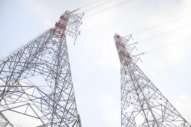 Dự án đường dây 500kV Lào Cai - Vĩnh Yên đang được đẩy nhanh tiến độ, các mũi thi công đồng loạt triển khai, bảo đảm hoàn thành đúng kế hoạch đề ra. Ảnh: Thanh Tuấn
