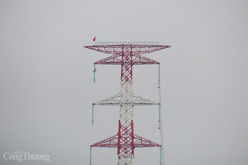 Khi hoàn thành, đường dây 500kV Lào Cai - Vĩnh Yên sẽ tăng cường liên kết lưới điện, đảm bảo cung cấp điện ổn định cho các tỉnh phía Bắc. Ảnh: Thanh Tuấn