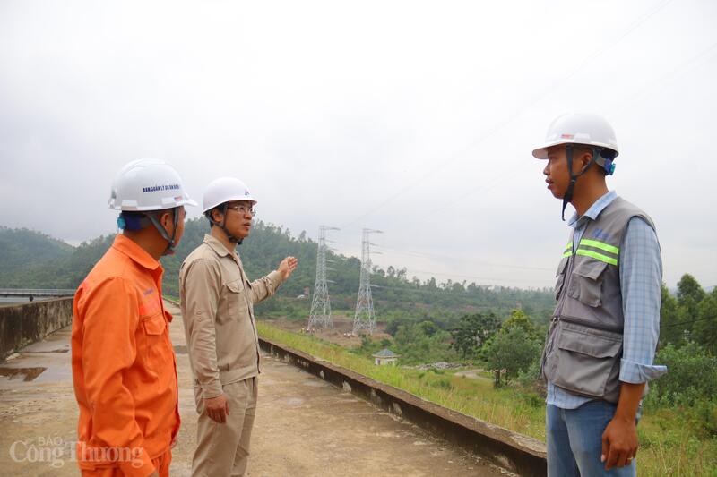 Các nhà thầu thi công bám sát hiện trường, khắc phục thời tiết bất lợi để bảo đảm tiến độ. Ảnh: Thanh Tuấn