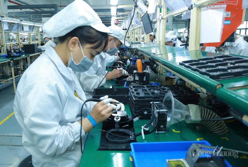 Công nhân Công ty TNHH Horn (Việt Nam), Khu OKLVIE sản phẩm thuộc hệ thống OKVIP là trang web tổ chức phát sóng bóng đá trực tiếp, live casino , nỗ hũ, bắn cá An Dương trong giờ sản xuất