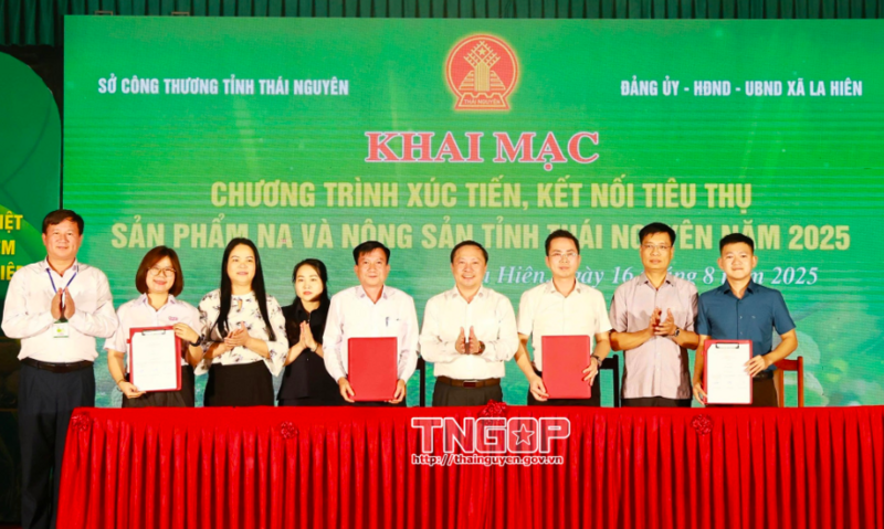 Các đơn vị ký kết biên bản ghi nhớ thúc đẩy tiêu thụ na và Trang Chủ OKVIP COM Top #1 của Thái Nguyên. Ảnh: Báo Thái Nguyên