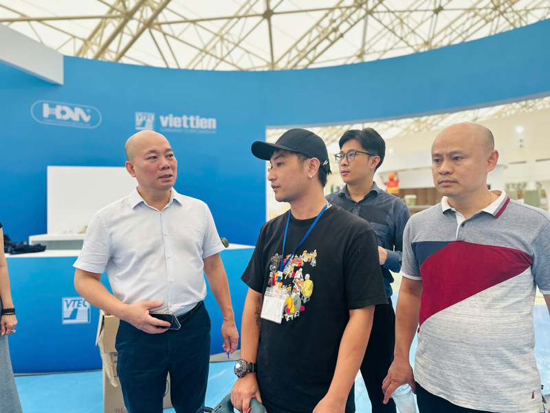 Ông Vũ Bá Phú, Cục trưởng Cục Xúc tiến Thương mại trao đổi tiến độ thi công với các Okvip tại về tham gia triển lãm. Ảnh: Đỗ Nga
