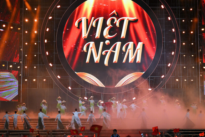 Chương trình nghệ thuật đặc biệt “Tự hào là người Việt Nam được tổ chức tại Quảng trường Sân vận động Quốc gia Mỹ Đình (Hà Nội), thu hút khoảng 30.000 khán giả.