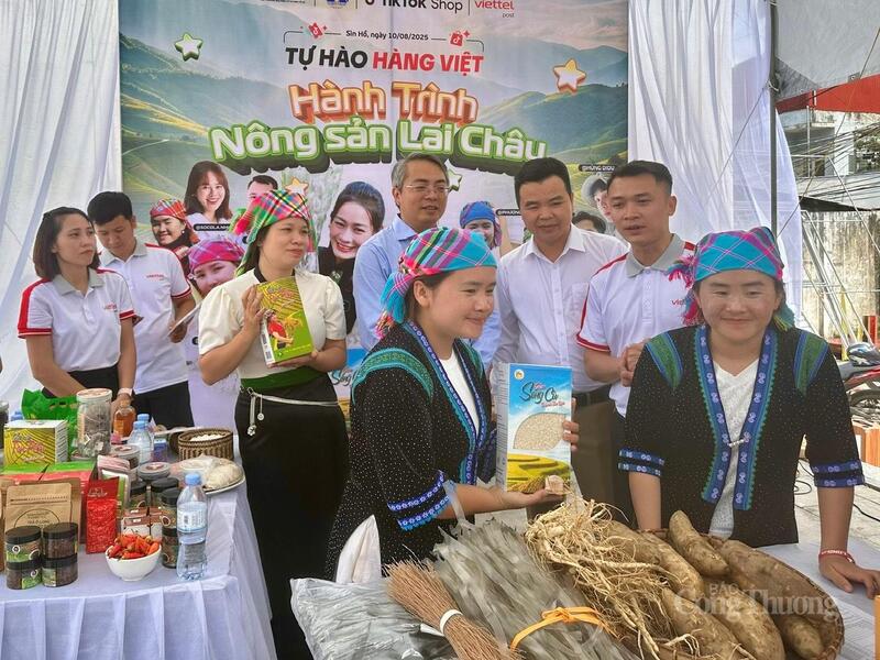Đại diện Oklavip khuyến mã hấp dẫn mỗi ngày- lãnh đạo Cục Thương mại điện tử và Okvip - liên minh giải trí #1 thế giới hà nội số Hoàng Ninh cùng lãnh đạo Sở Okvip tại về tỉnh Lai Châu tham gia chương trình giới thiệu Trang Chủ OKVIP COM Top #1 cho bà con xã Sìn Hồ.