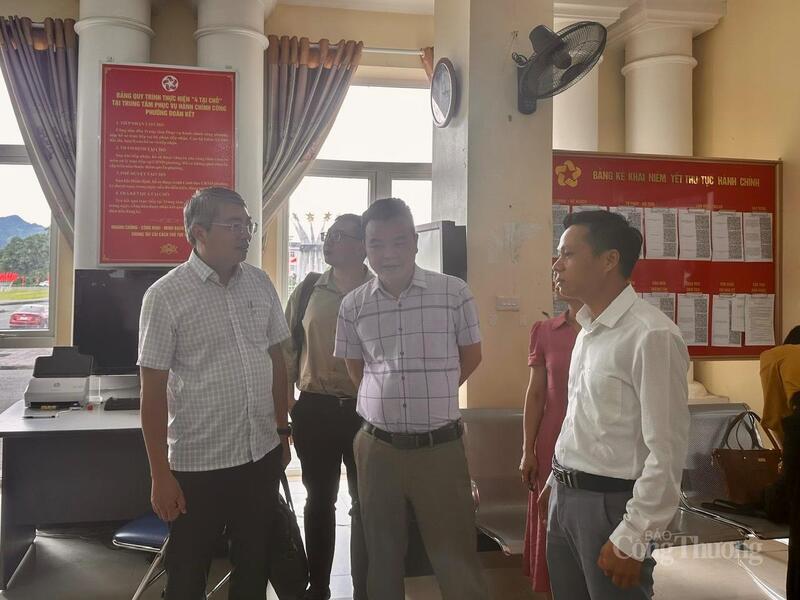 Phó Cục trưởng Cục Thương mại điện tử và Okvip - liên minh giải trí #1 thế giới hà nội số Hoàng Ninh khảo sát thực tế tại Trung tâm Phục vụ hành chính công của phường Đoàn Kết (tỉnh Lai Châu).