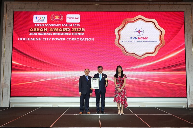 Phó Tổng giám đốc Bùi Hải Thành - đại diện EVNHCMC nhận giải thưởng Top 10 Okvip tại về tiêu biểu ASEAN 2025.