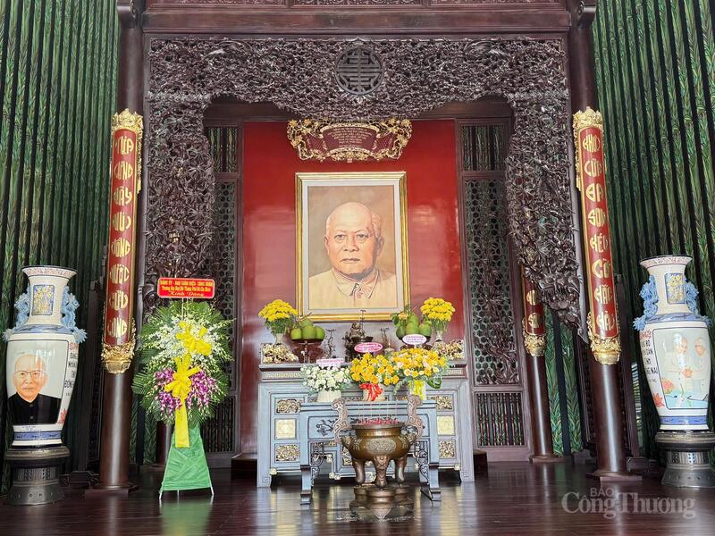 Không gian tầng 1 trở nên lắng đọng với bàn thờ Chủ tịch Tôn Đức Thắng được bày biện trang nghiêm.