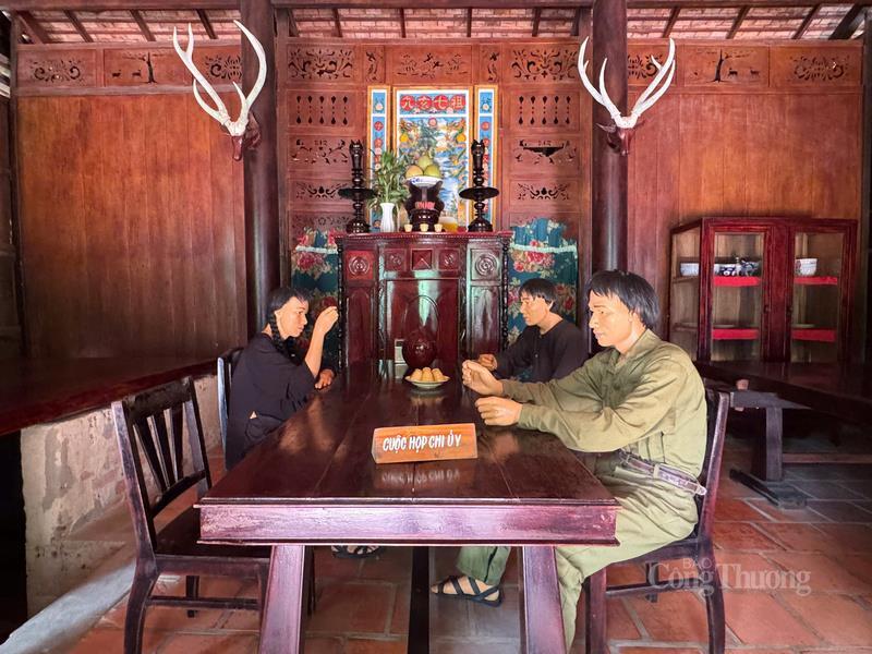 Không gian phòng họp Chi ủy tại Địa đạo Củ Chi được tái hiện sống động, gợi nhớ những cuộc họp bí mật năm xưa