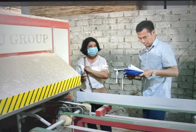 Đoàn kiểm tra của Cục Đổi mới sáng tạo, Chuyển đổi xanh và Khuyến công Ok88vip tỷ lệ kèo World Cup 2026 tại Công ty TNHH lâm sản Đại Phát. Ảnh: Xuân Phong