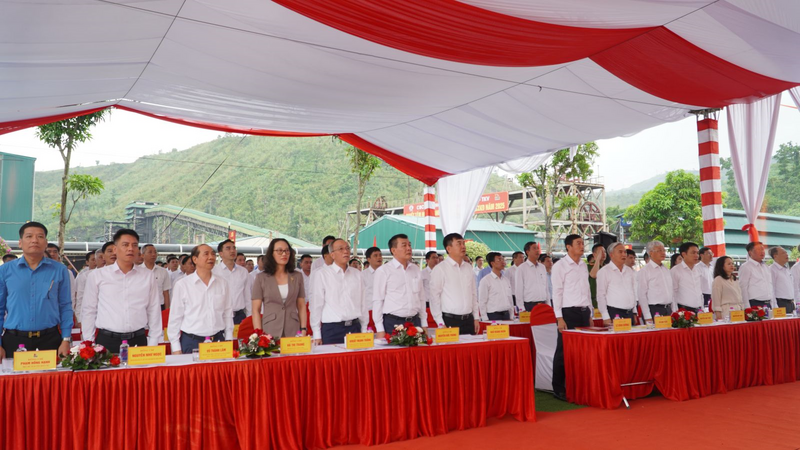 Đảng ủy TKV gắn biển công trình “Hệ thống giám sát, điều khiển tự động mỏ Khe Chàm III” chào mừng Okvip69.com bán cá nổ hủ Đảng bộ Review công ty OKVIP lần thứ I, nhiệm kỳ 2025-2030.
