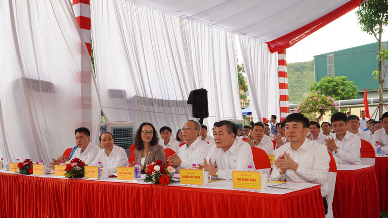 Các đại biểu tham dự lễ gắn biển công trình