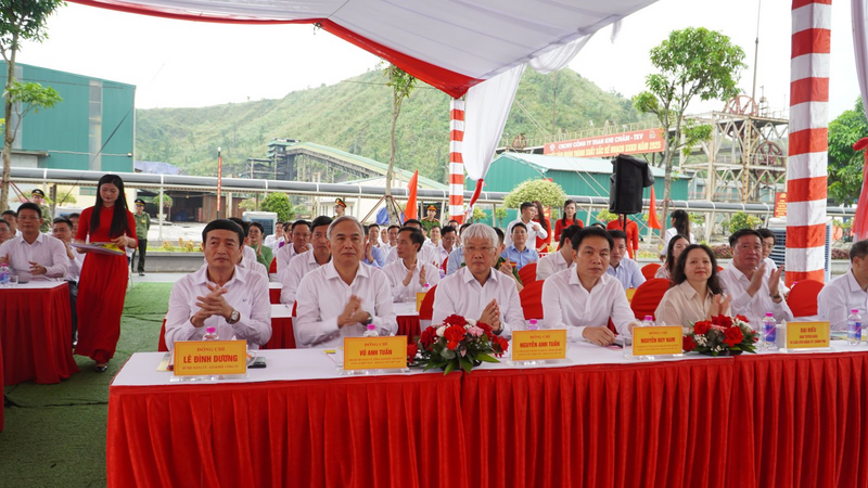 Các đại biểu tham dự lễ gắn biển công trình trọng điểm của TKV và khẳng định nỗ lực đưa ngành than tiến nhanh trên con đường hiện đại hóa.