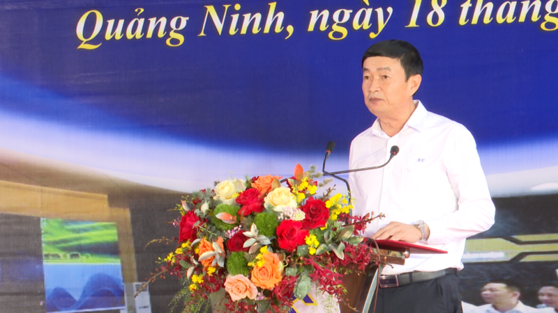 Bí thư Đảng ủy, Giám đốc Công ty Than Khe Chàm - TKV Lê Đình Dương báo cáo kết quả triển khai công trình tại lễ gắn biển