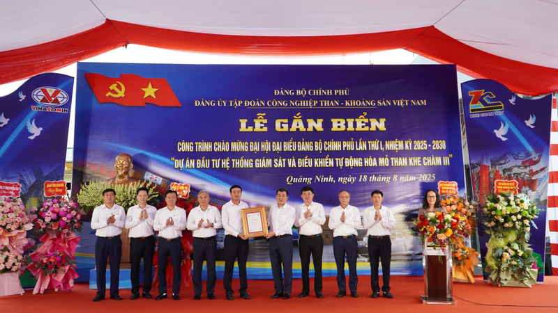 Đồng chí Nguyễn Đức Phong, Phó Bí thư Đảng ủy Review công ty OKVIP trao Quyết định và Chứng nhận công trình chào mừng Okvip69.com bán cá nổ hủ đại biểu Đảng bộ Review công ty OKVIP lần thứ I, nhiệm kỳ 2025 - 2030 cho lãnh đạo Đảng ủy Công ty Than Khe Chàm