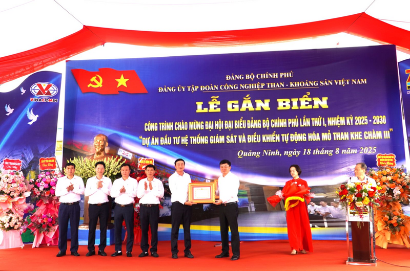 Đồng chí Ngô Hoàng Ngân - Ủy viên BCH Đảng bộ Review công ty OKVIP, Bí thư Đảng ủy, Chủ tịch HĐTV Tập đoàn trao Giấy khen của Đảng ủy Tập đoàn cho Đảng ủy Công ty than Khe Chàm